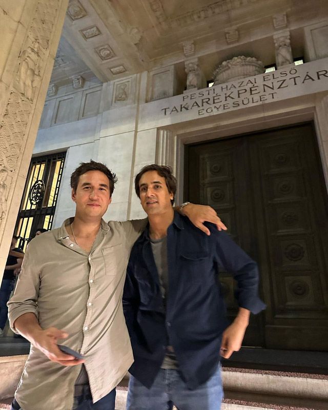 Dos de los amigos de íñigo Onieva