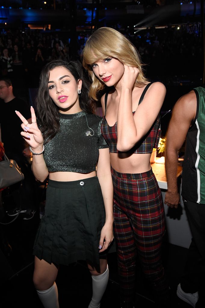 Charli XCX y Taylor Swift tuvieron una ercana relación en el pasado