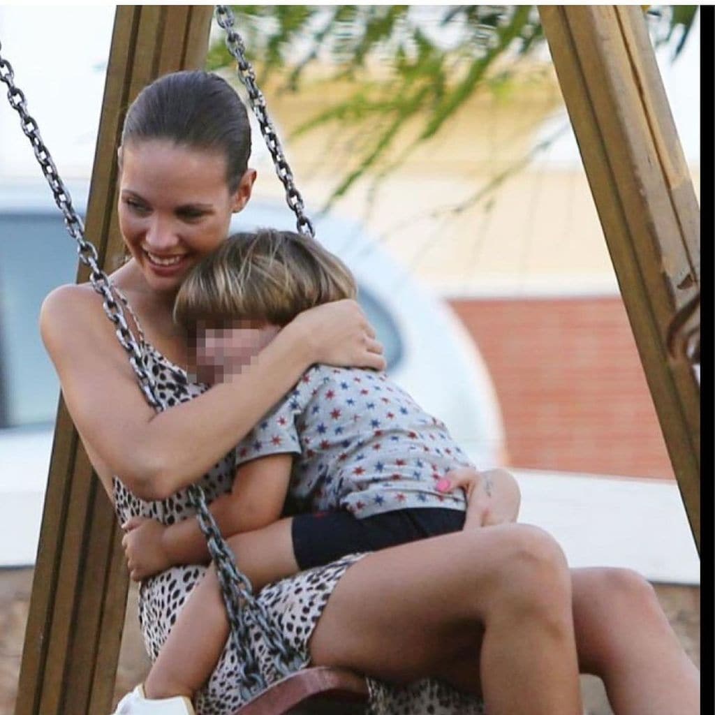 Jessica Bueno con su hijo Fran Rivera Bueno de pequeño en un columpio