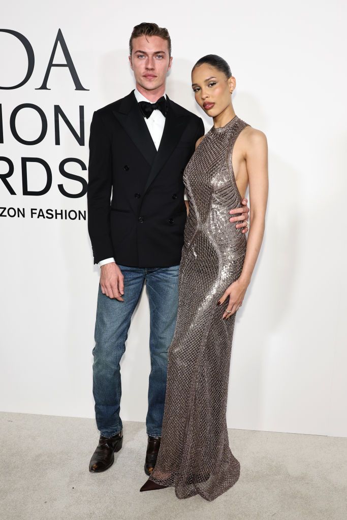 Plano entero de Lucky Blue Smith y Nara Smith en los CFDA Awards 2024