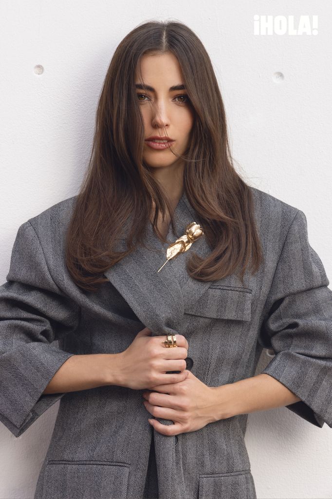 El power suit es un indiscutible de la temporada. Por eso, Yare luce un blazer oversize de Ferragamo con broche de flor de Zara.