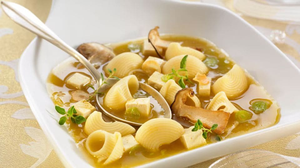 Sopa de pasta con boletus y tofu