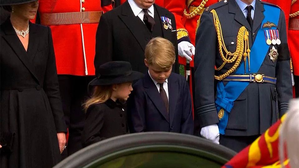 Momento en el que la princesa Charlotte instruye a su hermano durante el funeral de Isabel II