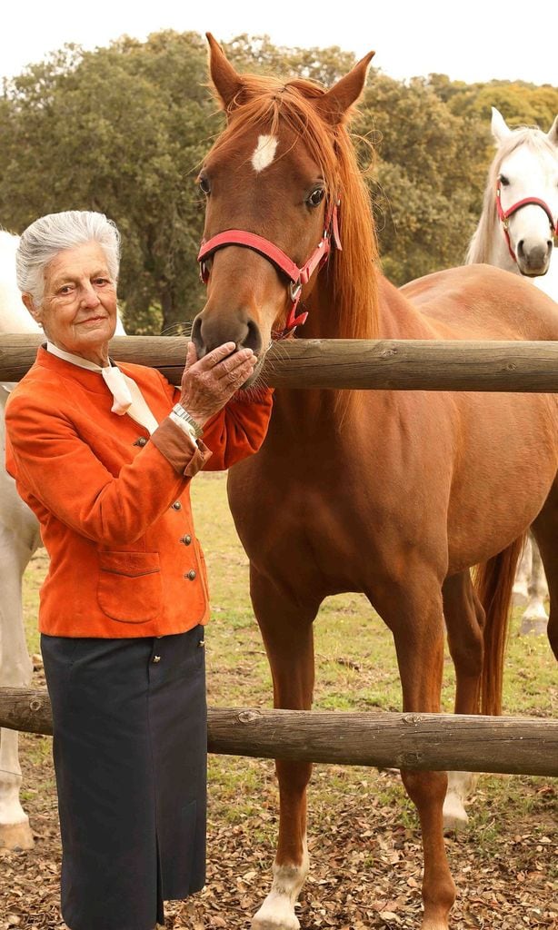 Doña Teresa de Borbón con uno de sus caballos