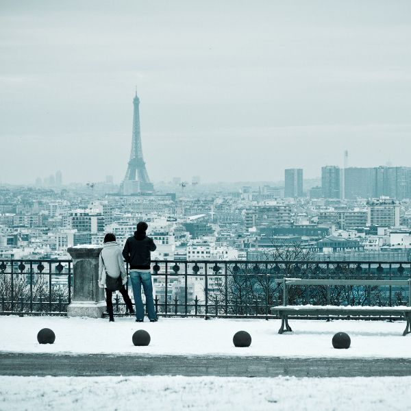 París (Francia) en invierno nevado.