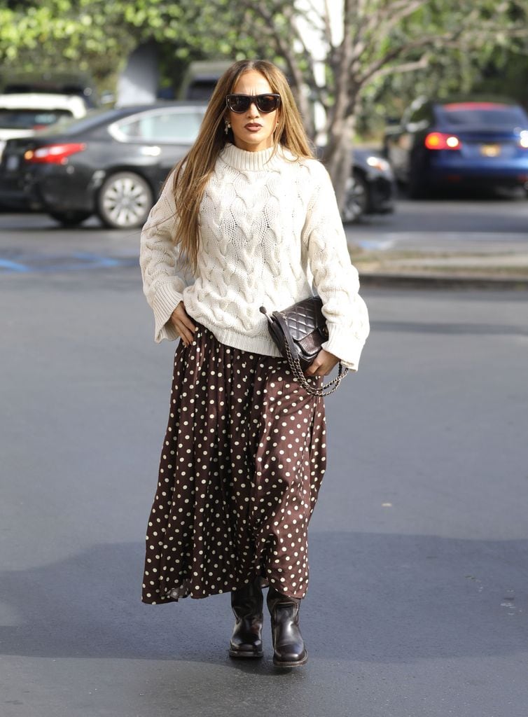 Jennifer Lopez lució un estiloso look en colores café y marfil en su salida de compras.