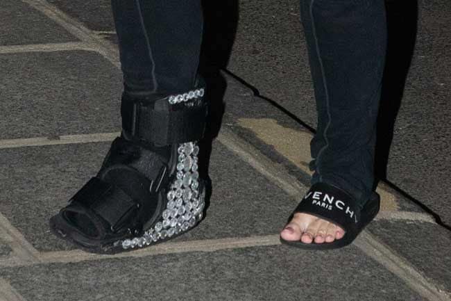 La escayola y 'walker' de Demi Lovato