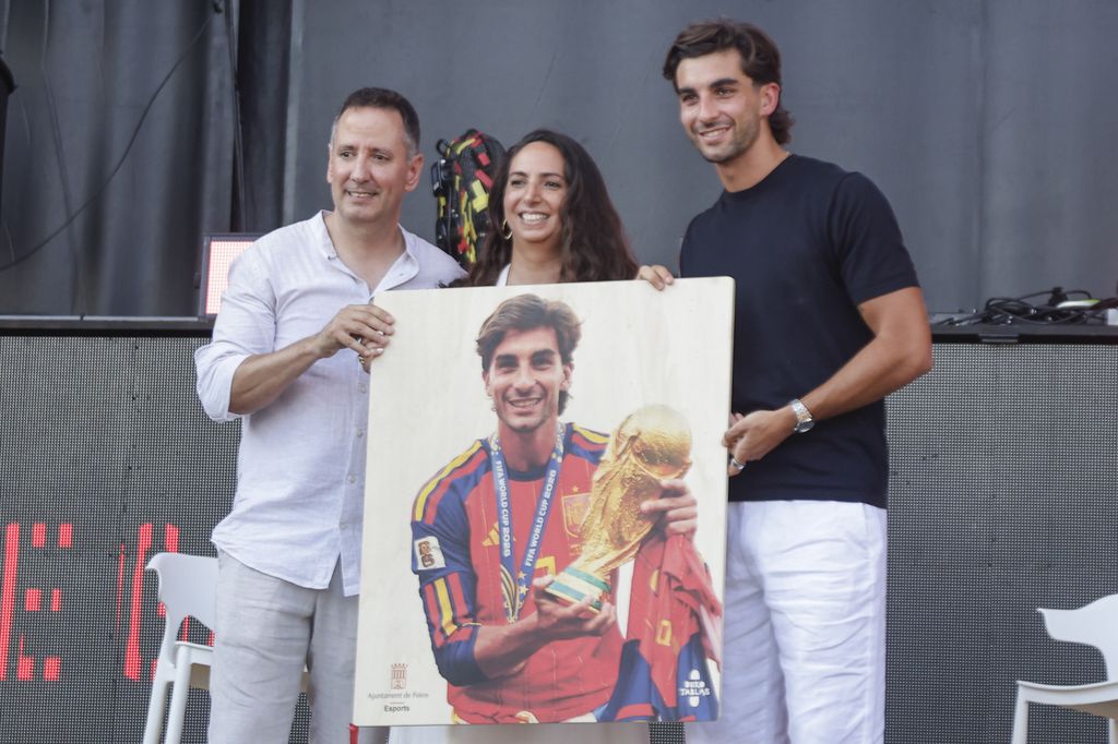 El alcalde de Foios, Sergi Ruiz y Alonso, la concejala de deportes , Emma García Quinto, y el campeón del mundo de fútbol, Ferran Torres, durante su recibimiento en Foios
