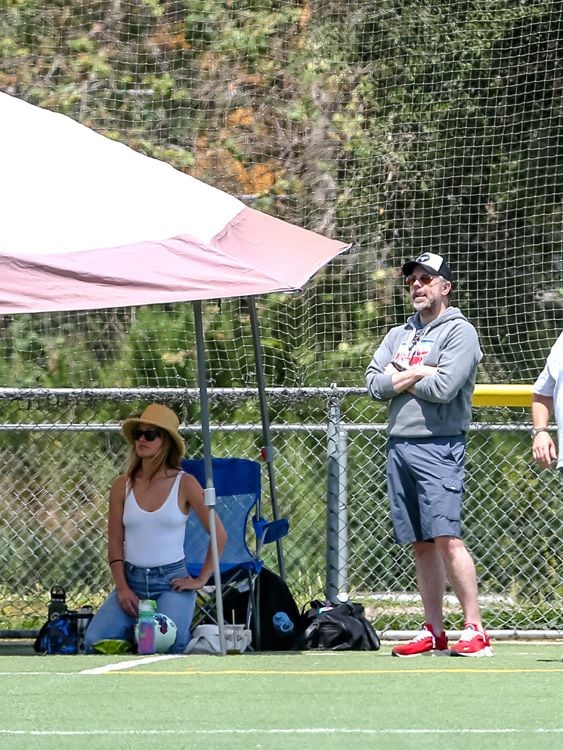 Olivia Wilde y Jason Sudeikis viendo un partido de su hijo mayor