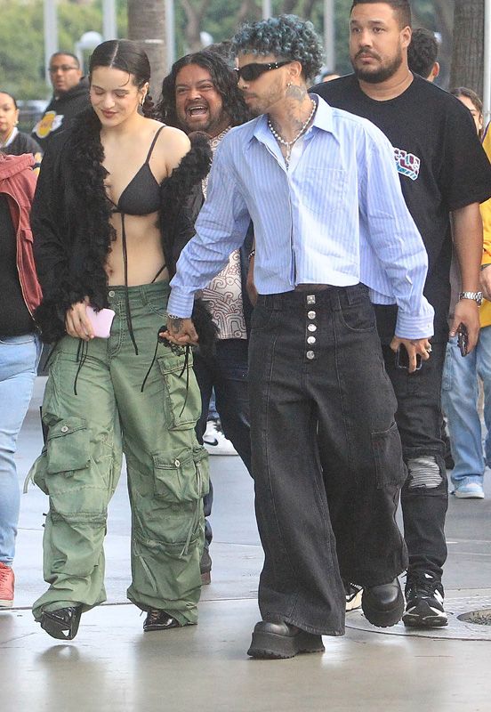 Rosalía y Rauw Alejandro acudiendo a un partido de la NBA