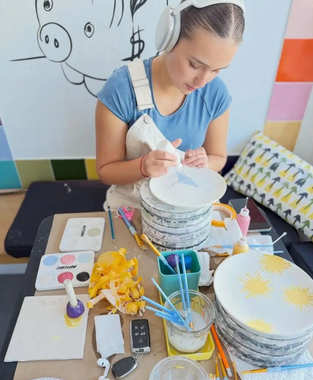 Es una adolescente llena de creatividad y muy familiar