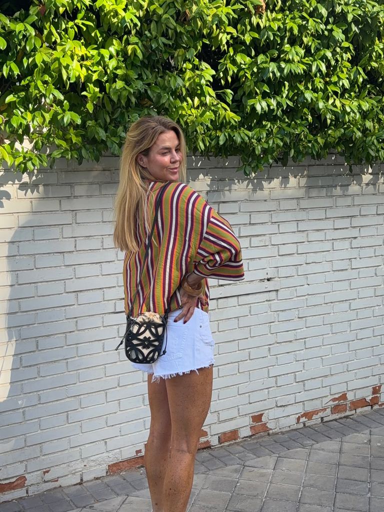 Amelia Bono estrena la camisa de rayas de Zara que mejor combina con shorts vaqueros y sandalias