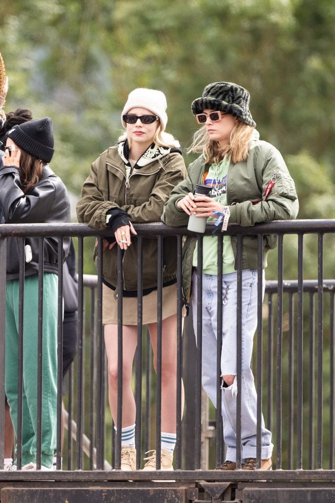 Anya Taylor-Joy y Cara Delevingne, en Glastonbury
