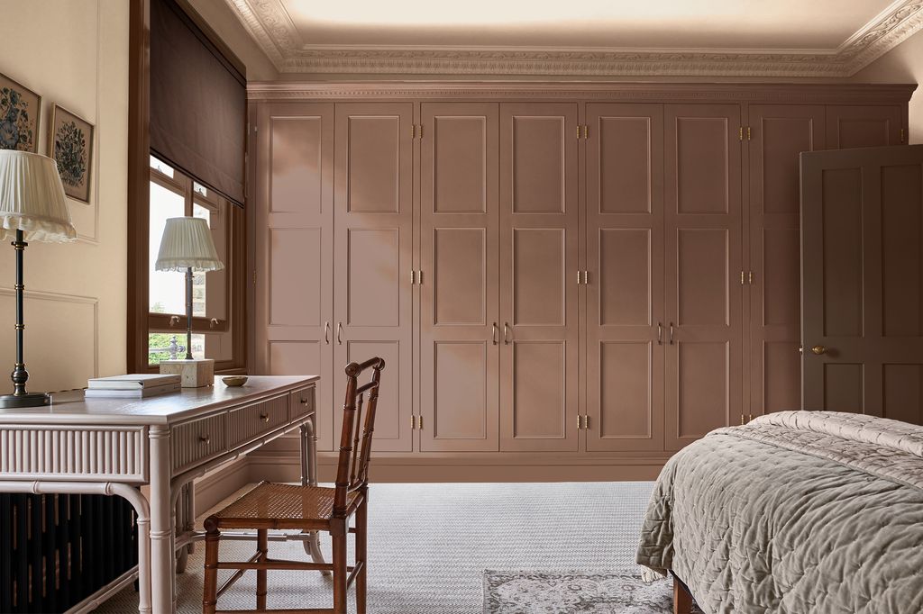 Dormitorio con puertas de armario en mocha mousse