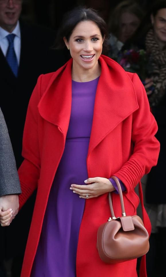 meghan markle embarazada con vestido p rpura y abrigo rojo