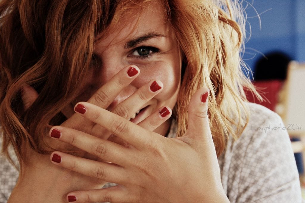 Mujer con las uñas mordidas