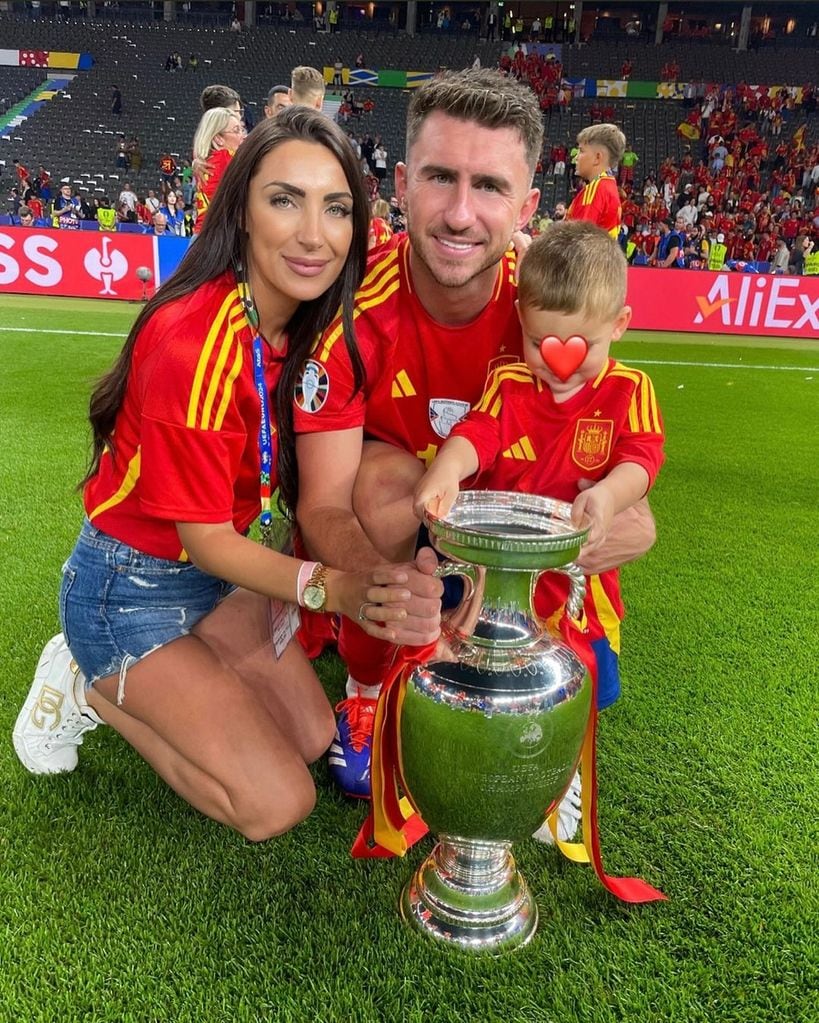 Aymeric Laporte y Sara Botello, con su hijo en Berlín tras ganar la Eurocopa