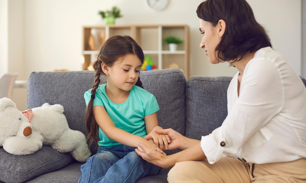 madre hablando con su hija comprensivamente