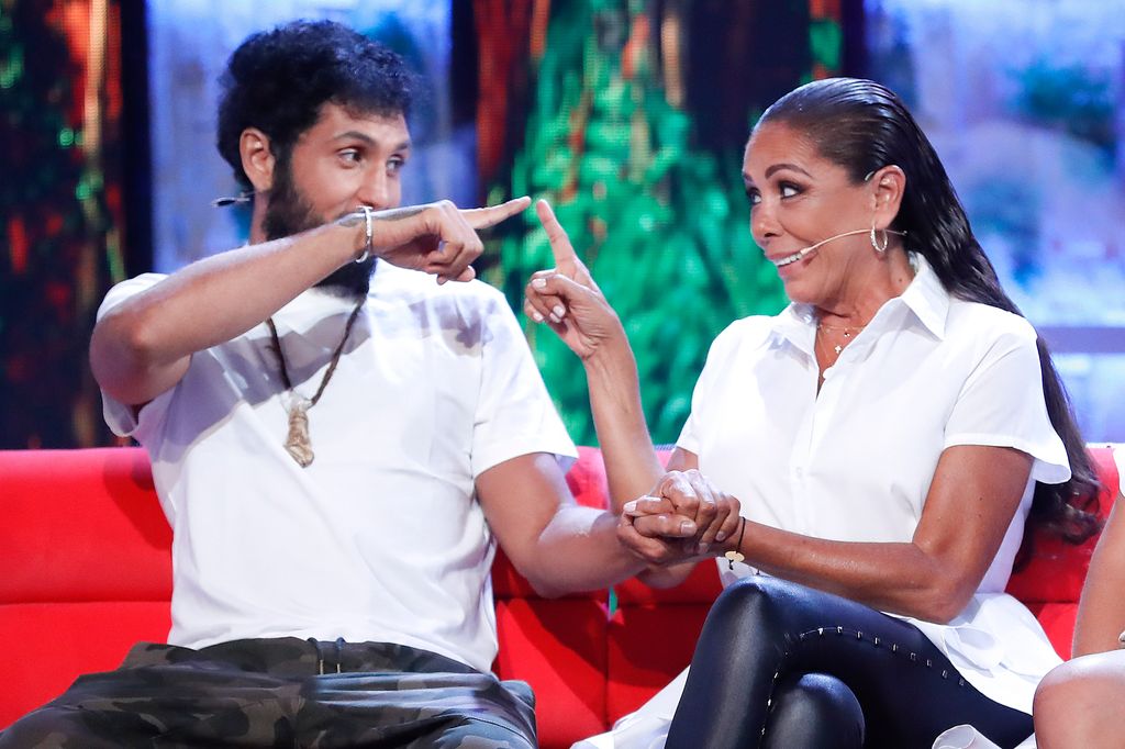 Omar Montes e Isabel Pantoja durante la gala de 'Supervivientes' el 21 de julio de 2019.
