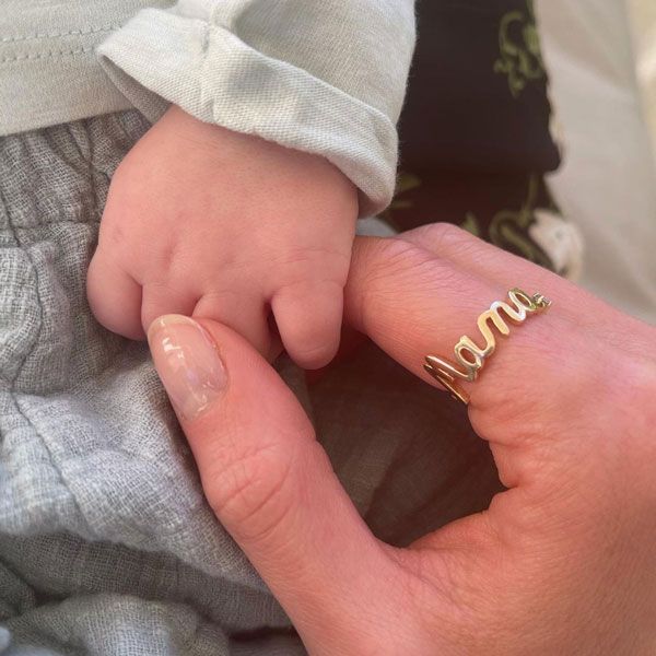 Karlie Kloss agarrando la mano a su bebé