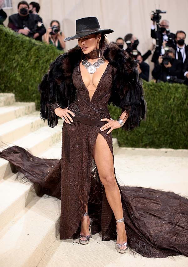 Jennifer Lopez en la gala MET 2021 con diseño de Ralph Lauren