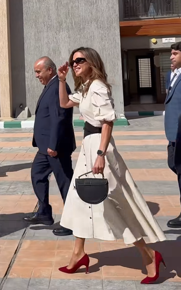 La reina Rania de Jordania junto a Abdalá II en una visita a una escuela de Aqaba por el Día Mundial de los Docentes, 2026.