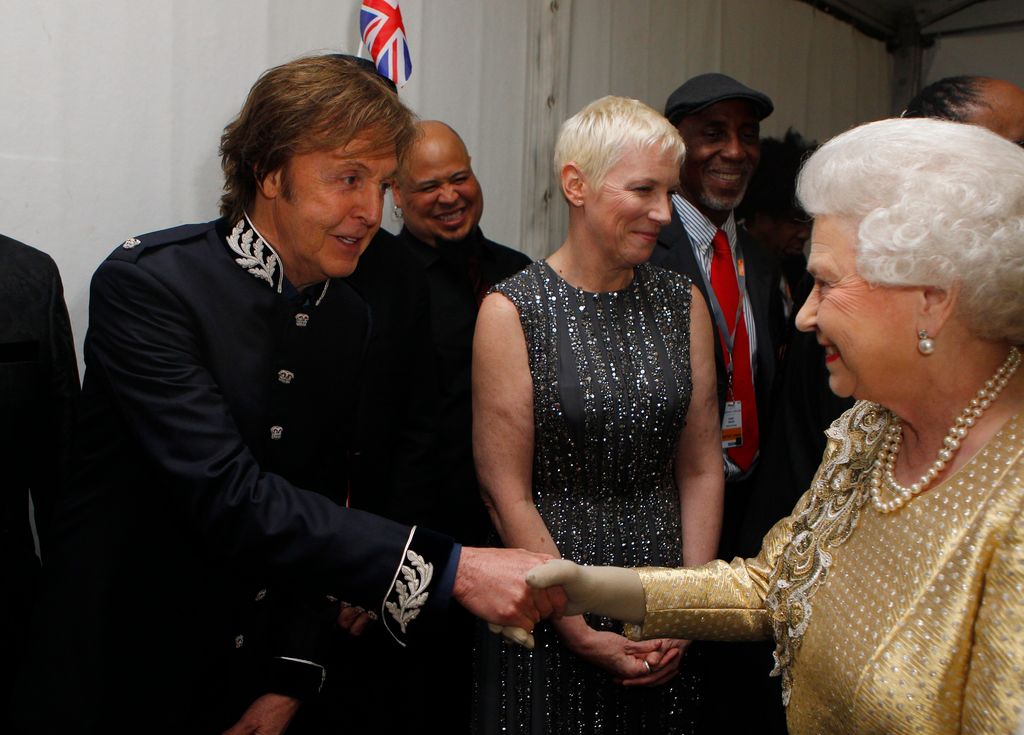 Paul McCartney e Isabel II en 2012