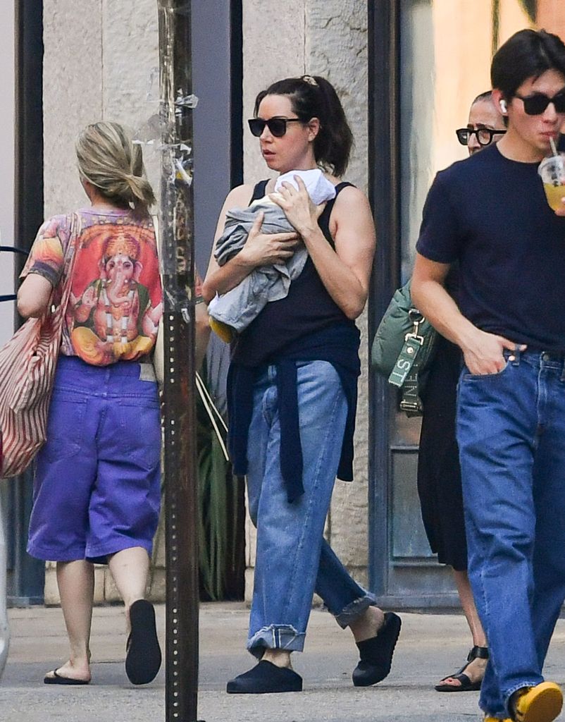 Aubrey Plaza lucía un atuendo cómodo e informal mientras cargaba a su bebé.