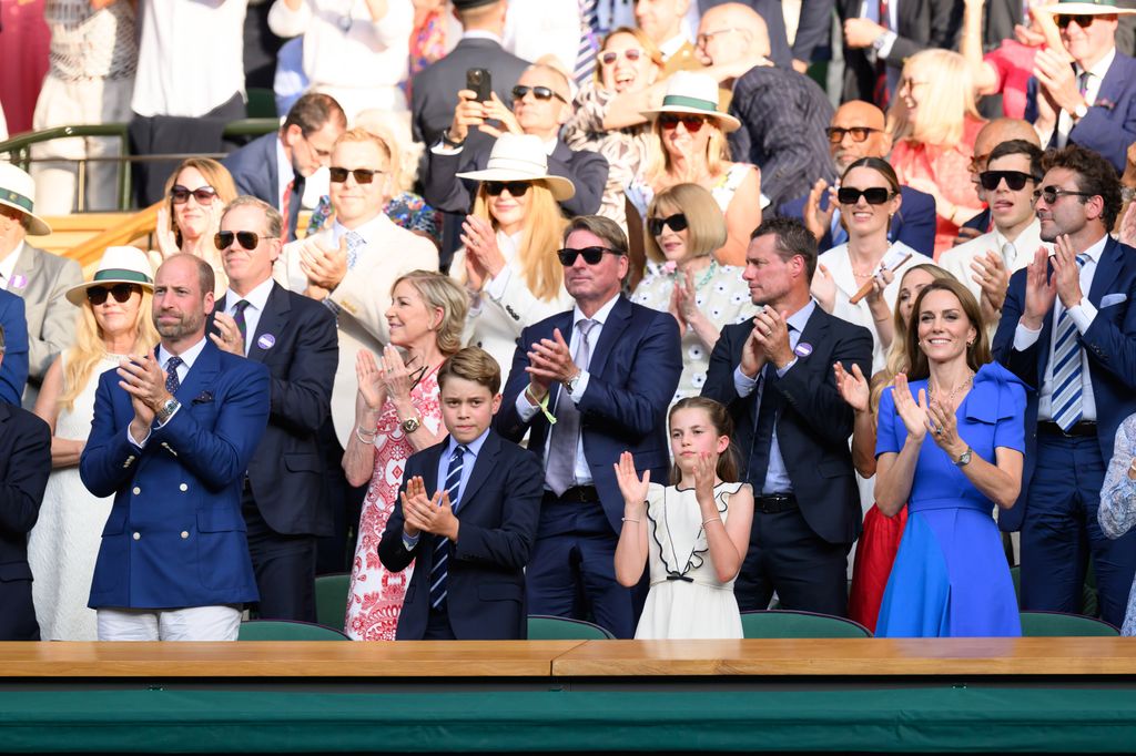 Los príncipes de Gales, William y Kate, con sus hijos George y Charlotte en el palco real en el Centre Court, en Londres.