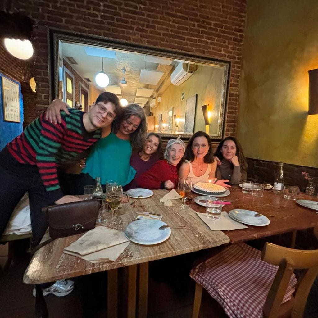 Aitana soplando las velas