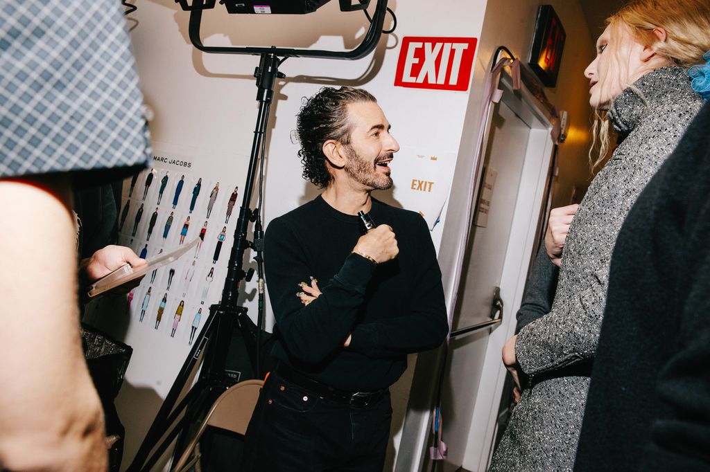 Marc Jacobs y Alex Consani detrás de escenas del desfile.