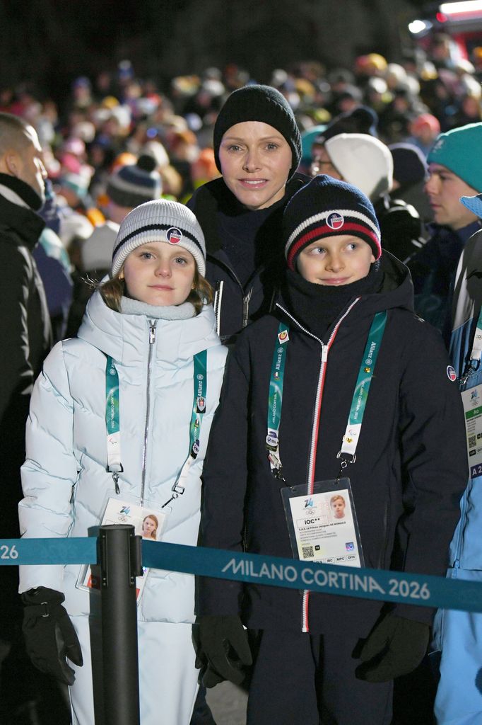 Los príncipes Jacques y Gabriella de Mónaco, con su madre, la princesa Charlene en los Juegos Olímpicos de Invierno de 2026