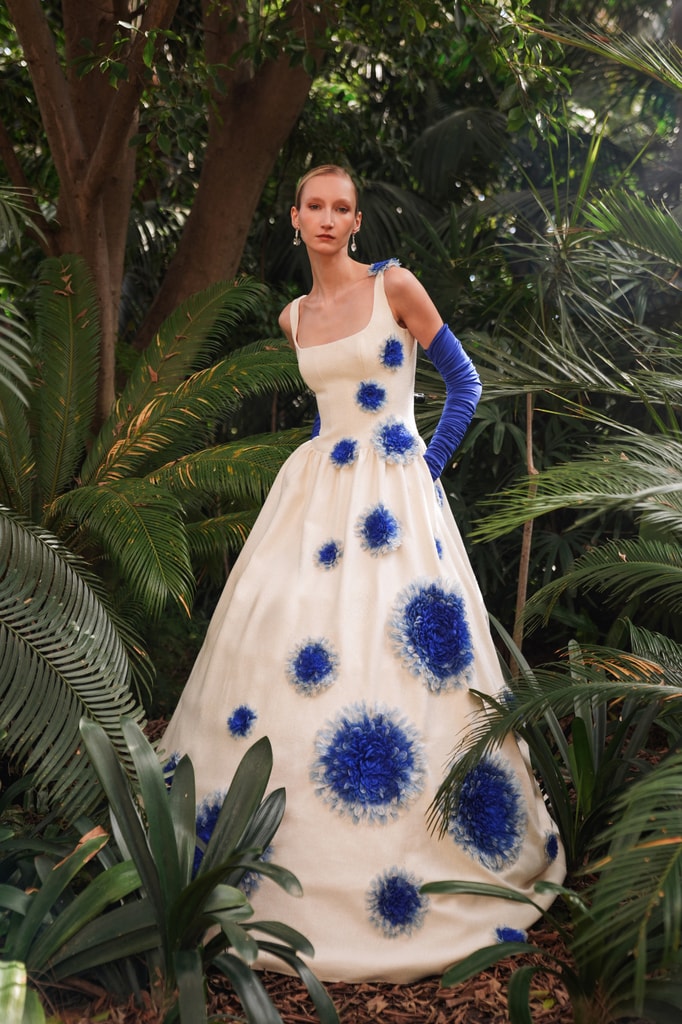 Vestido de novia con flores azul klein de Mariano Moreno