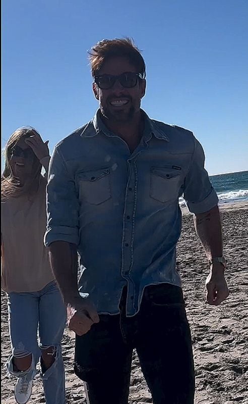 William Levy y Elizabeth Gutiérrez disfrutando en una playa de Almería