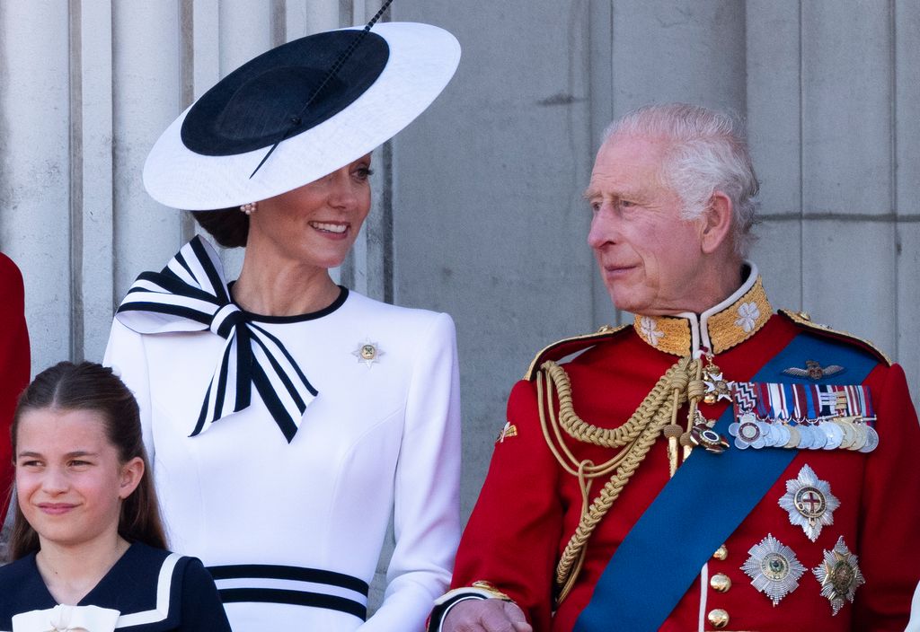 Plano medio de Kate Middleton con el rey Carlos III en el evento Trooping the Colour 2024
