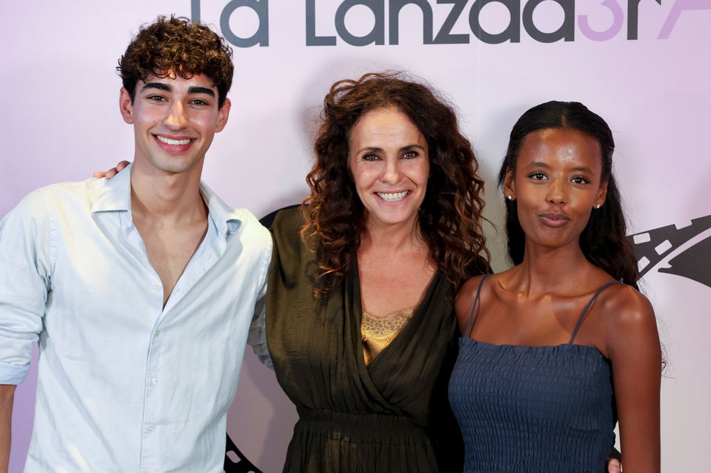 Melani Olivares, con su hija Martina y el actor Ali Dia Fares