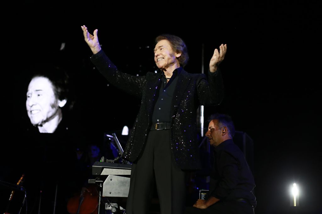 A sus 83 años, Raphael continúa activo e incombustible