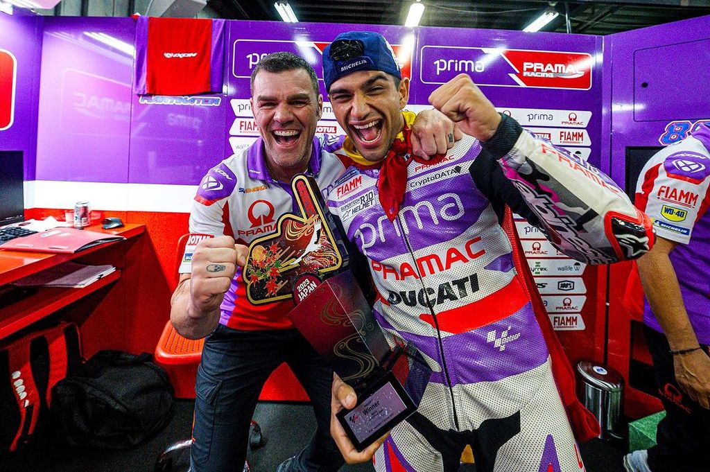 Plano medio de Fonsi Nieto con Jorge Martín celebrando una victoria en Japón 2023