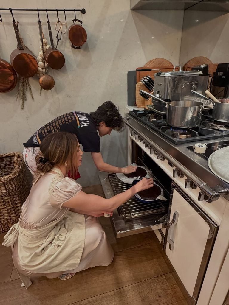 Jennifer Lopez y su hija, Emme, hornearon pasteles como parte de su increíble cena