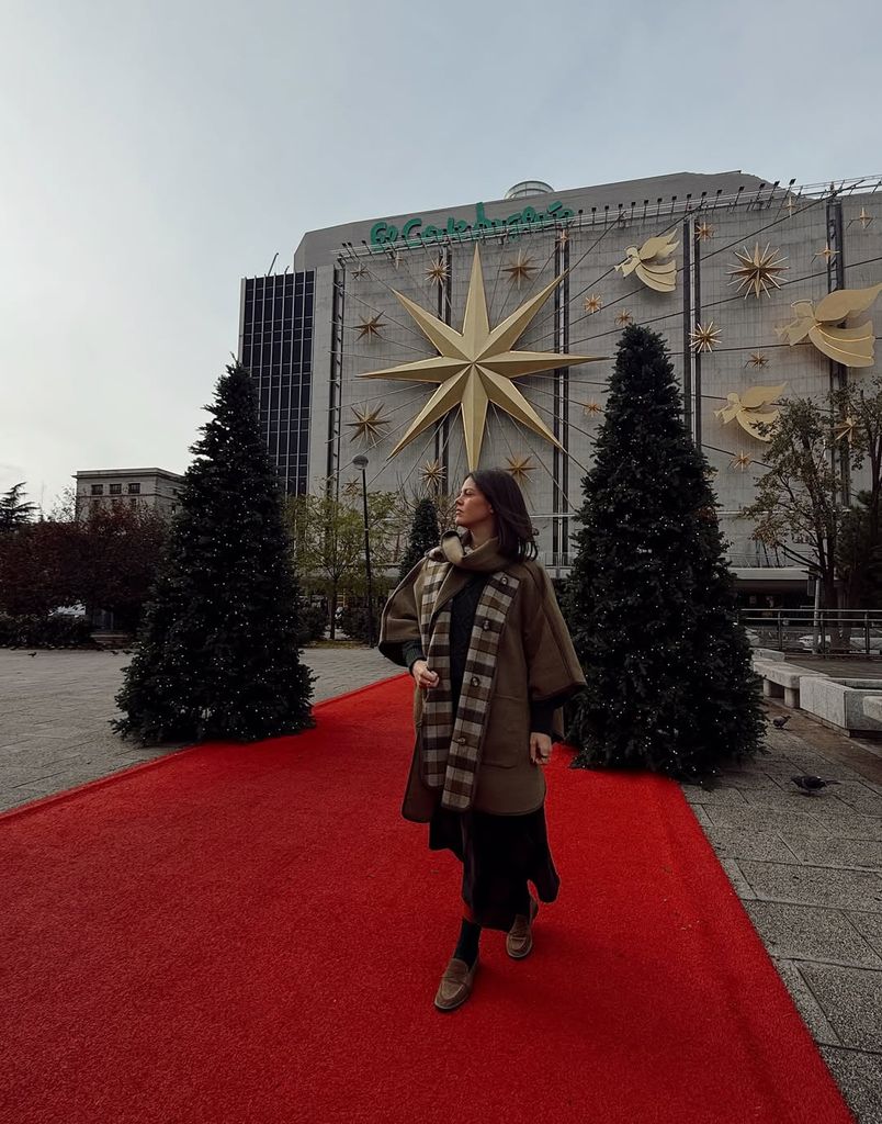 Isabelle Junot con look 'british' en un mercadillo navideño en Madrid.