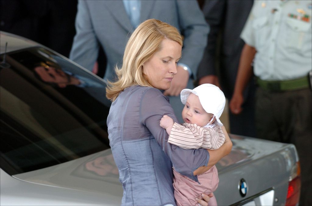 Mette-Marit con la princesa Ingrid a su llegada a la ciudad jordana de Aqaba para la boda del que entonces era el heredero de Jordania