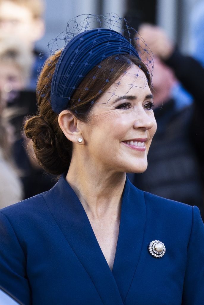 Mary de Dinamarca con el broche de perla.