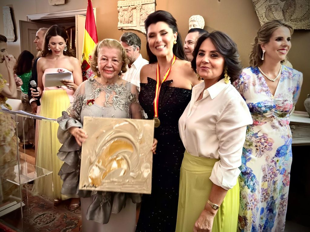 Angélica de la Riva, premiada por su canto, de manos de Marilina Fernadez