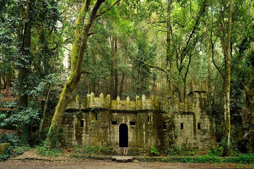 Castillo almenado en el bosque de la finca o Fendoal, Pontevera