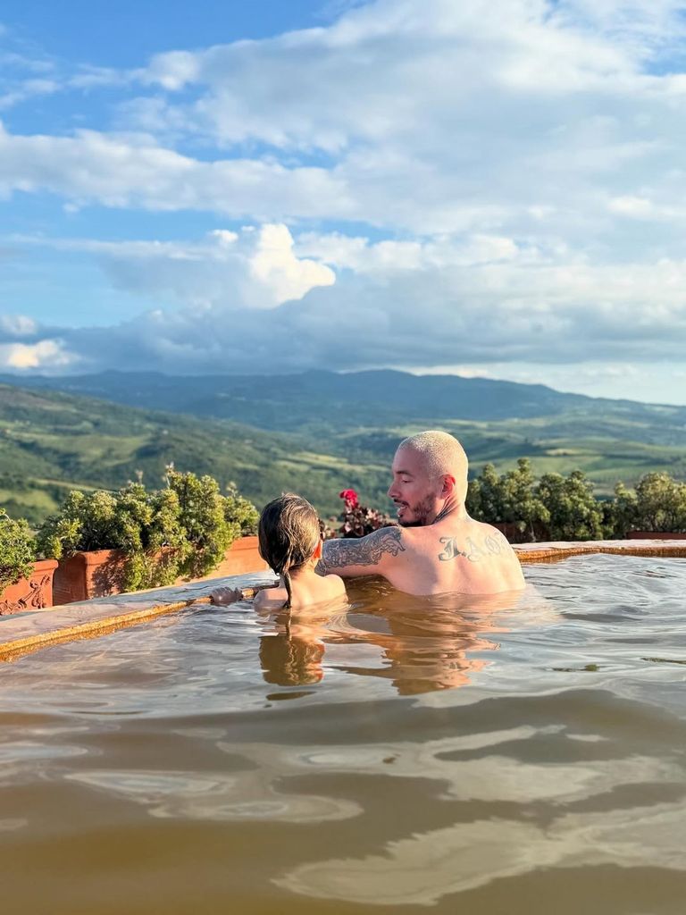El cantante compartió varias entrañables fotos de J Balvin junto a Río. 
