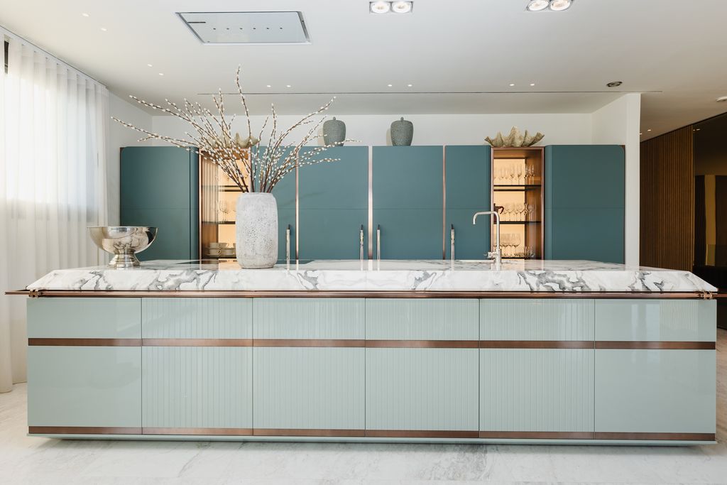 Cocina con muebles de color azul de Fendi Casa