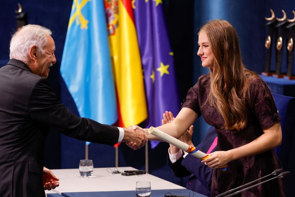 La princesa Leonor entrega a Eduardo Mendoza el Premio Princesa de Asturias 2025