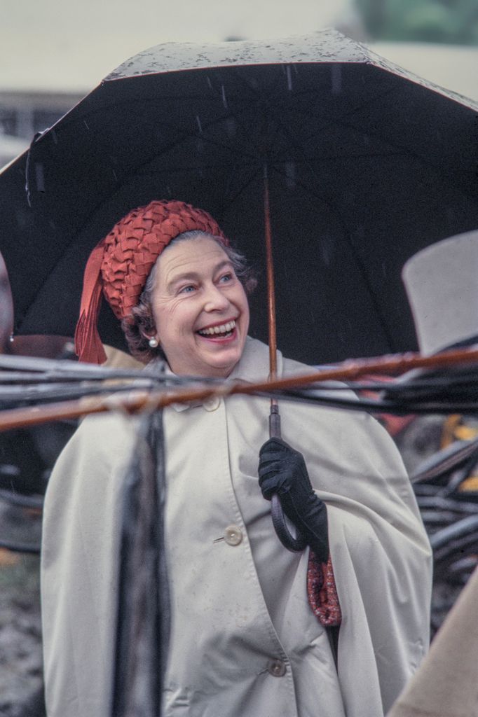 La reina Isabel II en un evento de caballos en Inglaterra, 1975.