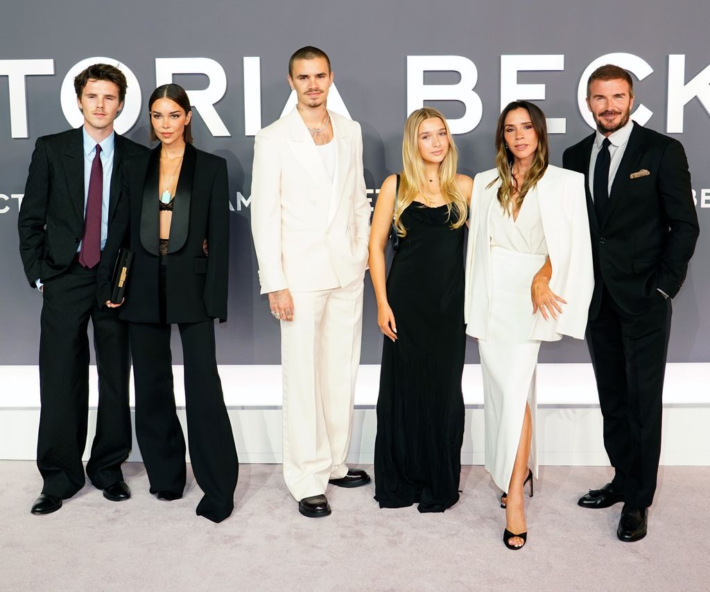Cruz Beckham, Jackie Apostel, Romeo Beckham, Harper Beckham, Victoria Beckham y David Beckham en el estreno del documental de Victoria Beckham en Londres, el 8 de octubre de 2025