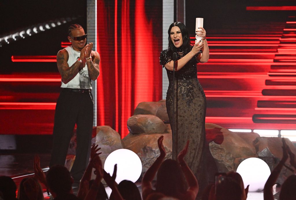 Ozuna y Laura Pausini en el escenario de los Premios Billboard.